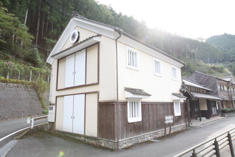 記念館の建物は蔵のような造りになっており、坂本家の家紋が施されている。
