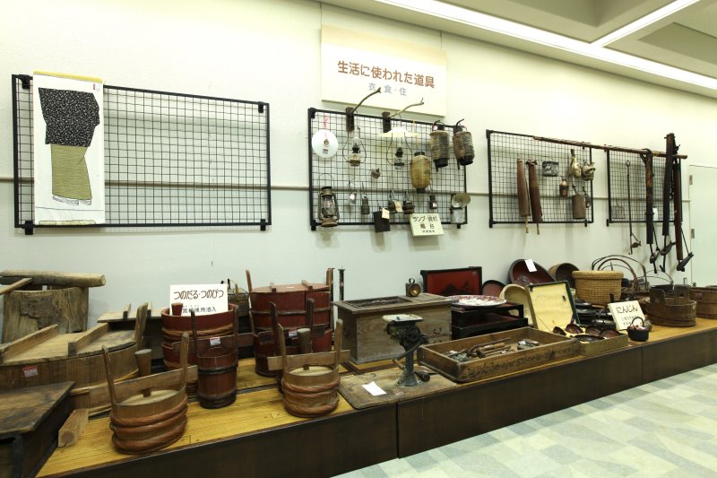 実際に河辺地区で使用されていた生活用品や農具など、時代を感じる品々が所狭しと陳列されている。