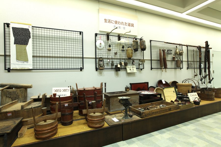 実際に河辺地区で使用されていた生活用品や農具など、時代を感じる品々が所狭しと陳列されている。
