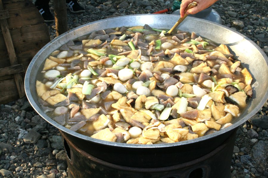 伝統のいもたきは新鮮でシンプルな鍋。里芋、油揚げ、鶏肉、こんにゃくなどの材料を出汁で煮る素朴な料理となっている。