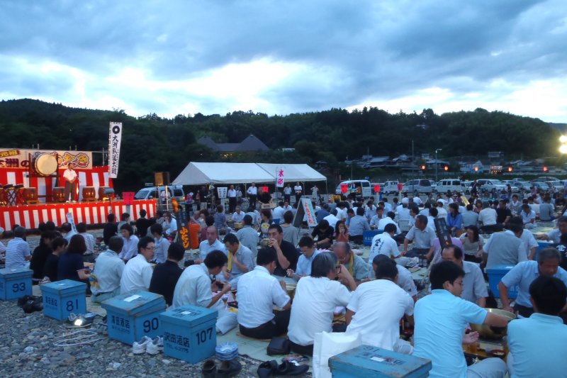 いもたき開催の初日には「初煮会」が行われ、大きな鍋で炊かれた「いもたき」が無料で振舞われる。また太鼓や郷土芸能なども披露される。