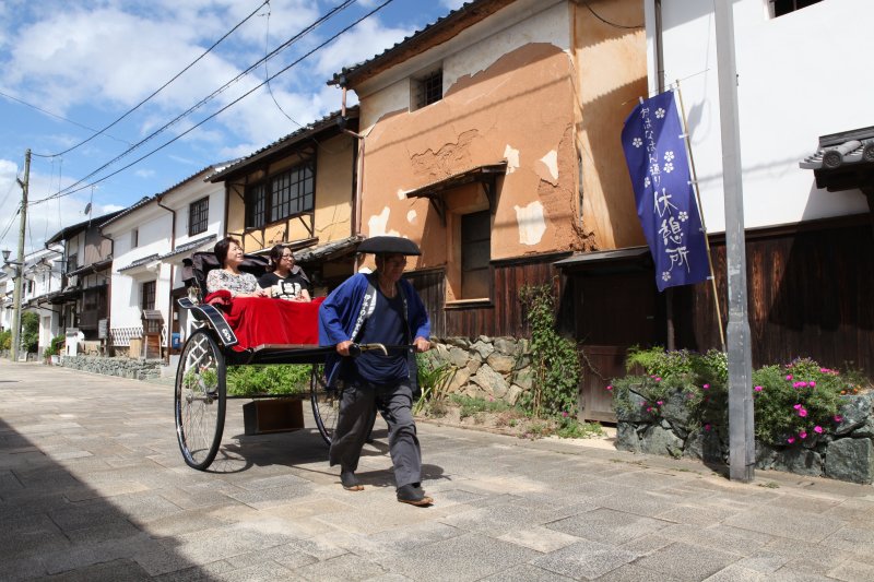 のんびりゆったりと人力車に揺られながら、大洲の歴史、文化についての話を聞ける。