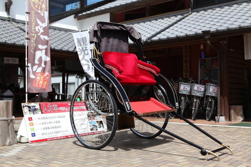 二人で乗車できる座席はゆったりとした大きさで日よけの屋根もあり、心地よく乗車できるように膝掛けも用意されている。