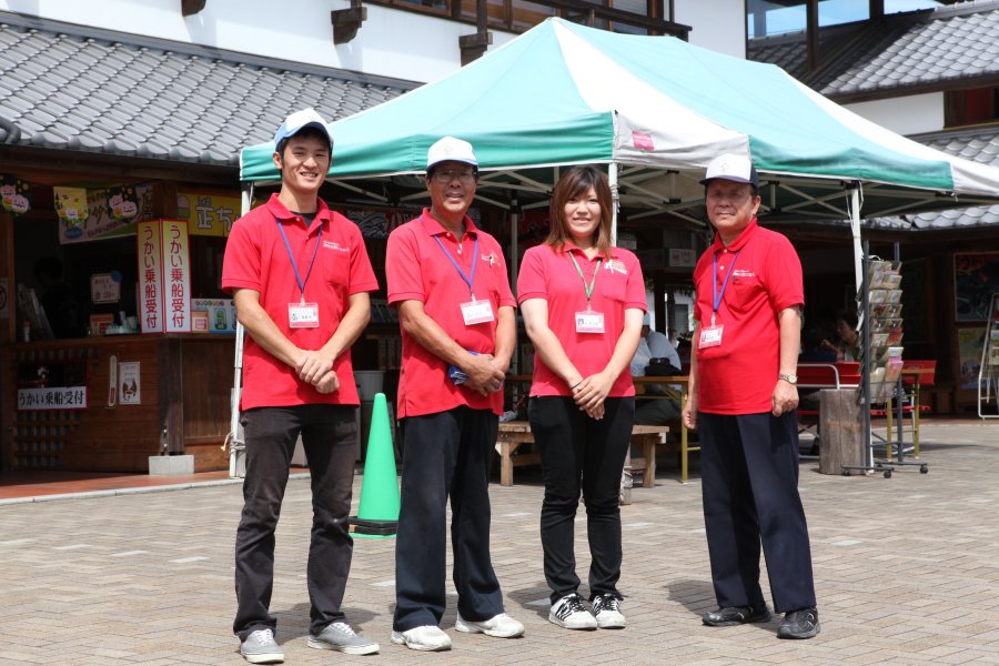 大洲の風情溢れる町並みを、あさもやのスタッフが詳しく観光案内してくれる。