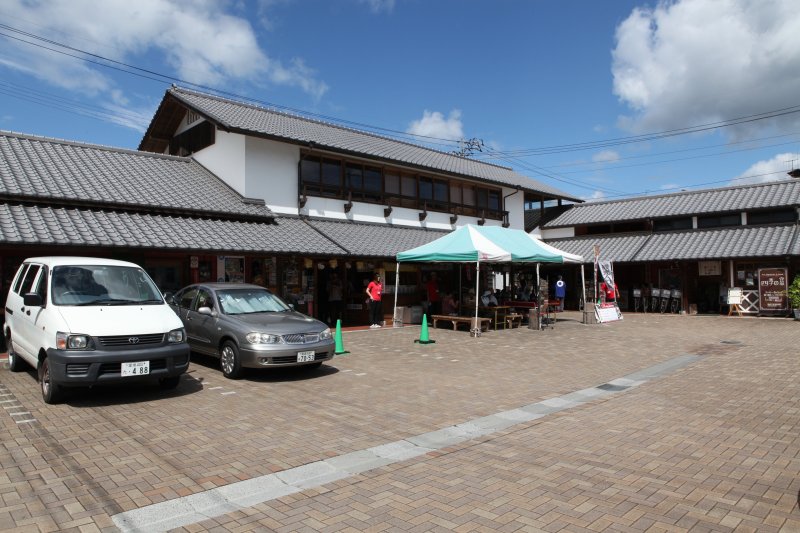 人力車が待機しており、大洲観光案内の出発地点となる大洲まちの駅「あさもや」。