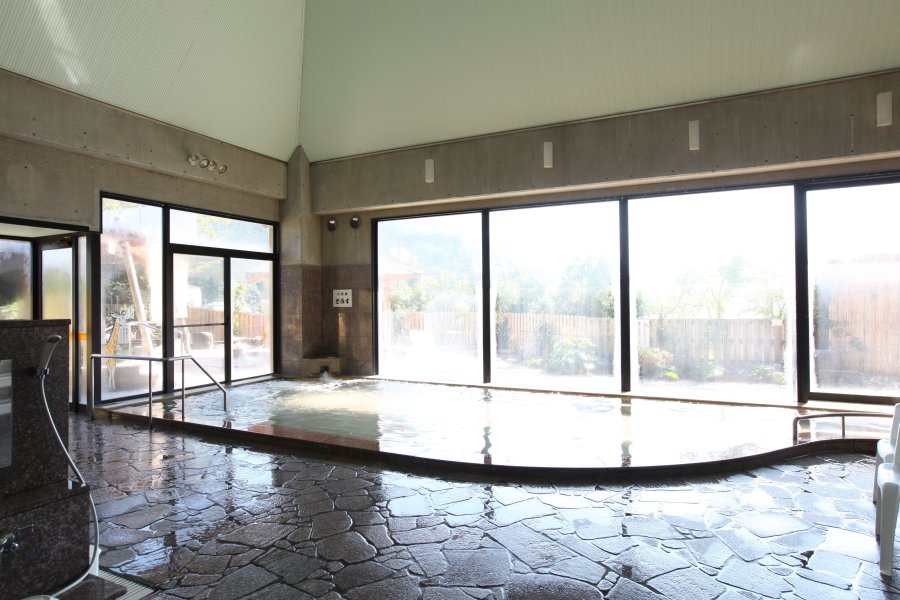 光をたくさん取り込む大きな窓が付けられた開放感あふれる大浴場。