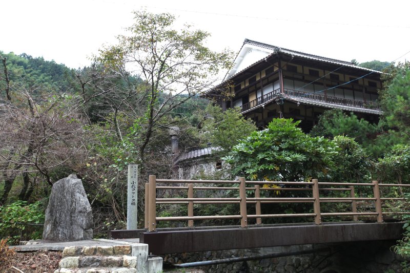 小薮温泉本館は大正2年に建てられた欄干付きの回り廊下が巡らせてある木造3階建てで、国の登録有形文化財に指定されている。　