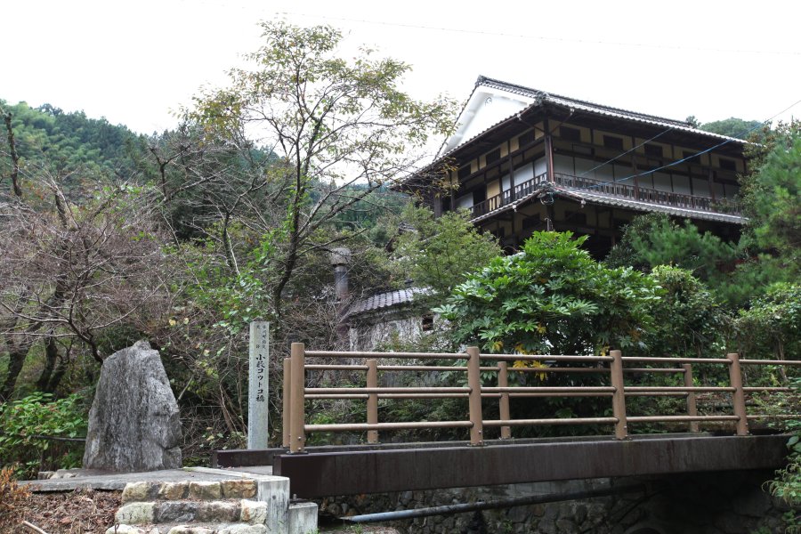 小薮温泉本館は大正2年に建てられた欄干付きの回り廊下が巡らせてある木造3階建てで、国の登録有形文化財に指定されている。　