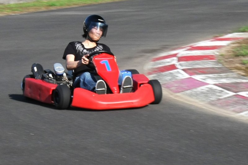 サーキットのゴーカートは、想像以上にスピード感を味わえ本格的なレーサー気分が楽しめる。