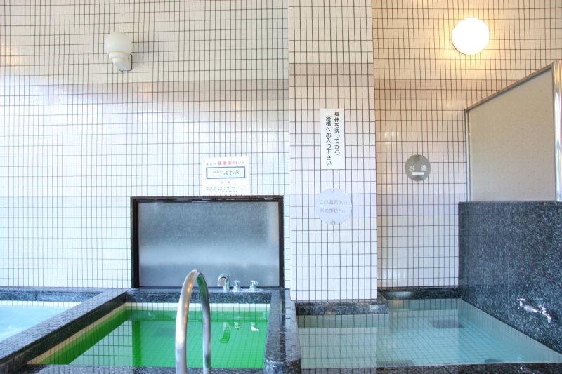 浴室には様々な病症に効能があると言われる、よもぎ湯をメインにした薬草湯もある。