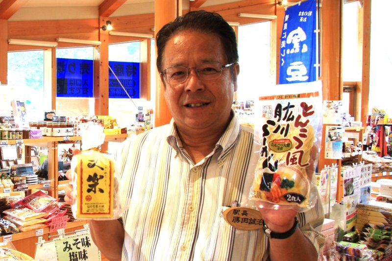 様々な味がラインナップされた「肱川ラーメン」と甘さ控えめの上品な味の「文楽もなか」はお土産用としても最適。