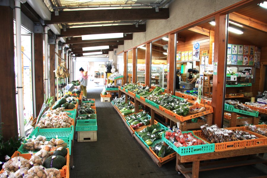 地元産の新鮮な採れたて野菜や果物などが購入できる農作物販売所。