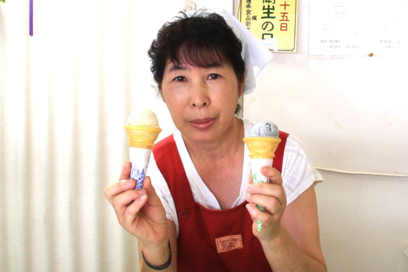 肱川地域の名産品である竹炭や、椎茸を使用したアイスクリーム。先入観を捨てて挑戦すればそのおいしさに驚かされる。