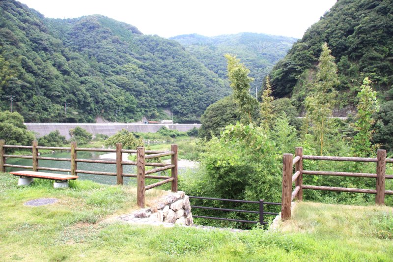 施設のそばには清らかな肱川が流れ、川沿いを散策したりベンチで休憩することもできる。