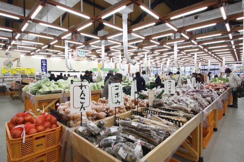 愛媛県南予地域最大級を誇る広大な店内には、肥沃な土地で育てられた新鮮な野菜を中心に多くの商品が販売されている。