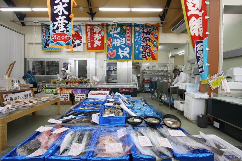 近海で水揚げされた鮮度の高い魚介類が並ぶ鮮魚コーナー。