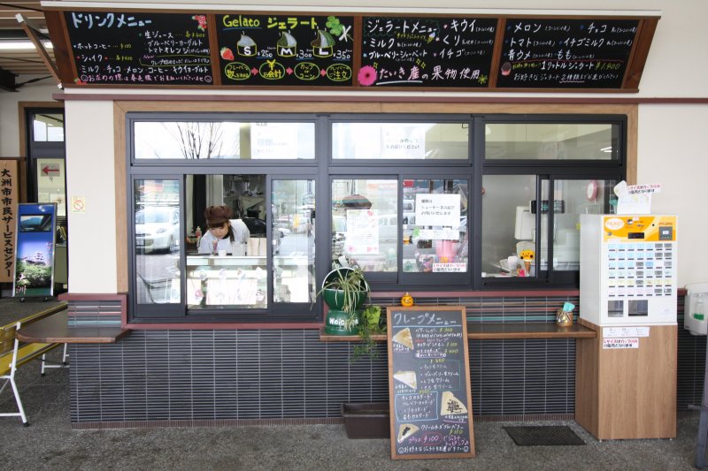 地元産の果物をふんだんに使用したジェラートや生ジュースを販売する屋外のジェラートコーナー。