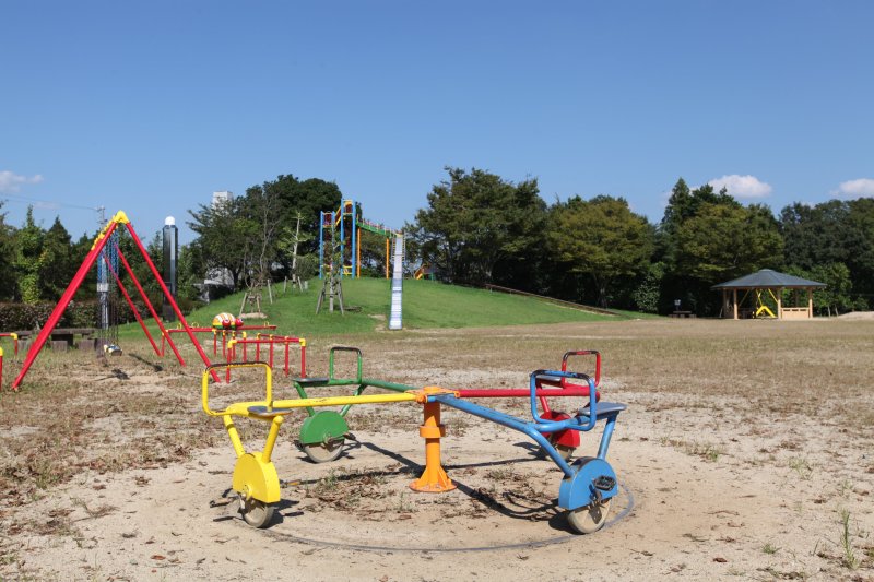 ちびっこ広場にはローラーすべり台や、ザイルクライミングなどの遊具があり子供たちも楽しく遊べる。