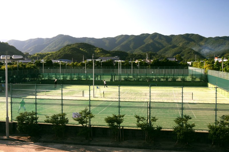 広大なスペースで、爽快感のあるプレーが楽しめるテニスコート。