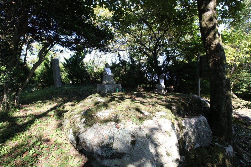 冨士山頂上には、二千年前に運ばれてきたと言い伝えのある座禅石があり、神秘的な雰囲気を放っている。