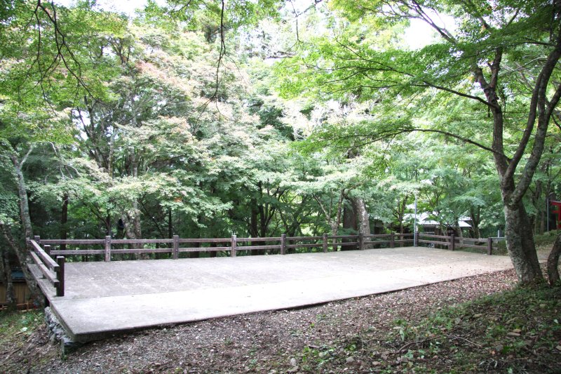 秋には紅葉狩りが楽しめるよう休憩スペースが設置されている。弁当を食べたり一息入れたりと、自然に囲まれ至福のひとときを堪能できる。