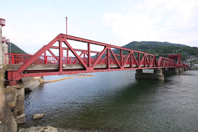 国の登録有形文化財と近代化産業遺産にも認定された赤橋は、今でも現役で生活道路として利用されている。