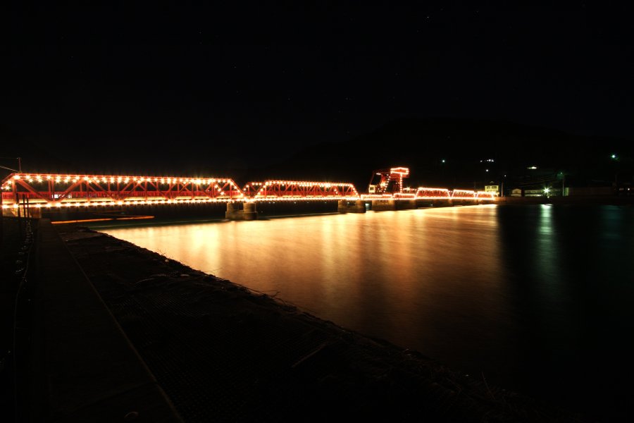 夏季の夜間にはライトアップされ、イルミネーションの灯りに橋の朱色がよく映え肱川を美しく彩る。