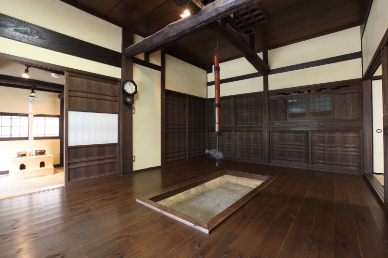 室内には昔ながらの広い土間やかまどが再現され、実際に使用できる囲炉裏もあり温かさと懐かしさのある空間を満喫できる。