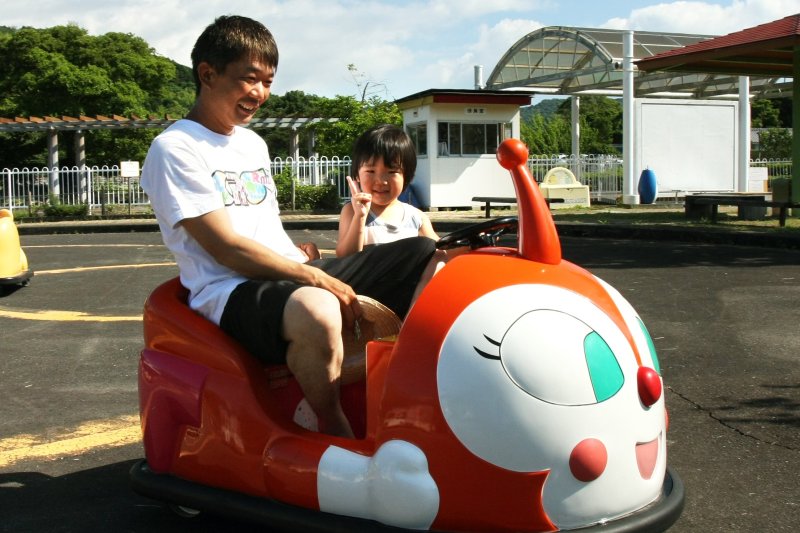 人気キャラクター遊具もあり、小さな子供連れの家族でも気軽に楽しめる。