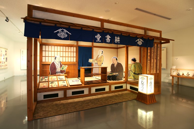歌麿を世に出した蔦屋耕書堂の復元。浮世絵は、当時このような絵草子屋と呼ばれる店で売られていたそう。