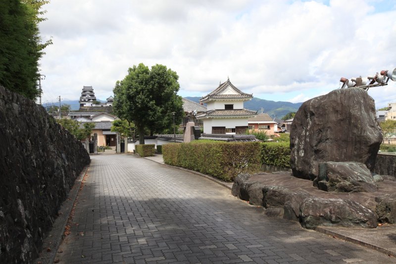 大洲高校の前の道は「三の丸並木道」と名付けられ、道からは南隅櫓と大洲城天守閣を望む風景が見られる。　