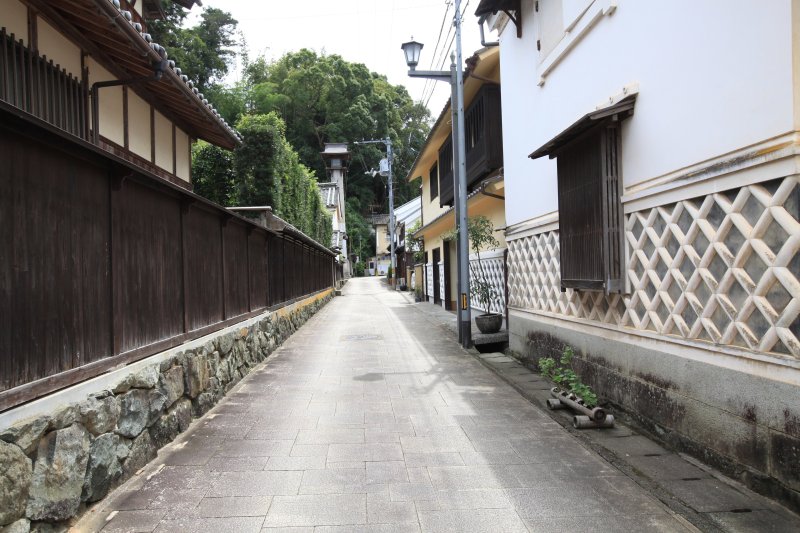明治の家並みが当時の面影を残したままの形で残り、現代の建物と違った風景になぜか懐かしささえ覚える。