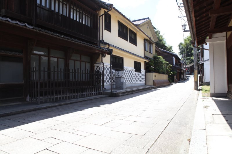 きれいに石張された舗装の道にも風情溢れる建物が立ち並び、歴史を感じることができる。