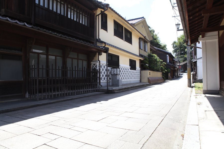 きれいに石張された舗装の道にも風情溢れる建物が立ち並び、歴史を感じることができる。