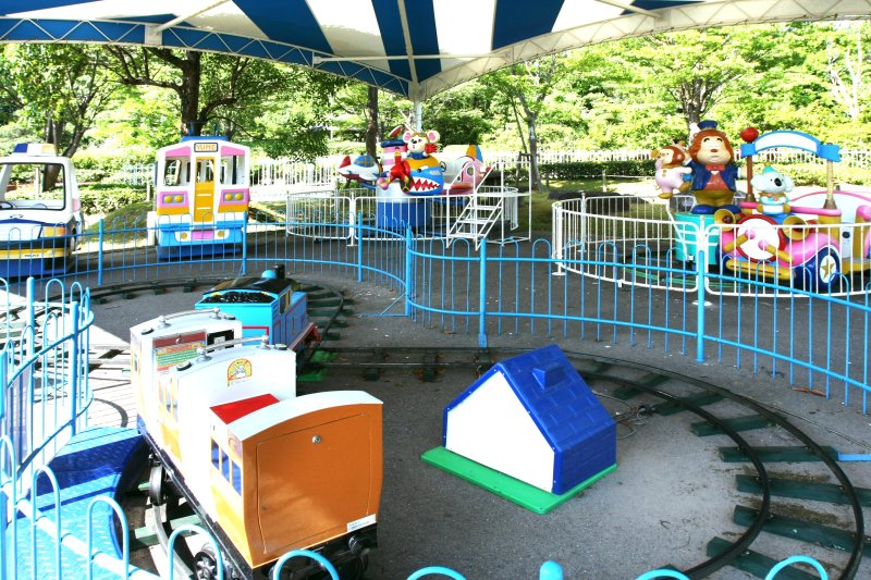 屋根が付いた乗り物コーナーは充実しており、一日中楽しむことができる。