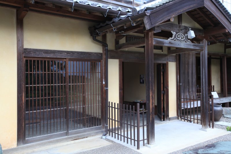 玄関は2つあり、主人と客人が出入りしたとされる両開きの「主玄関」と、家族の者が使用していたとされる引戸の「内玄関」に分けられていた。