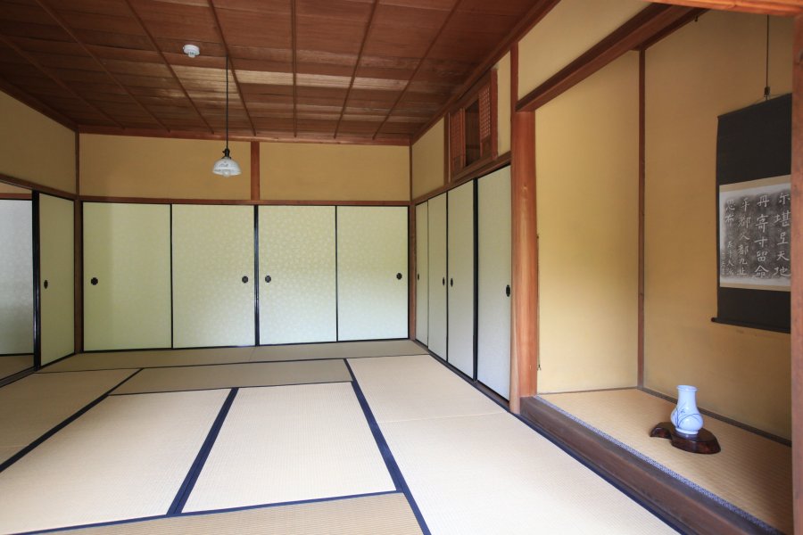 天気が良ければ扉を開けてくれているので、一階にある十畳の和室などを外から見学することができる。