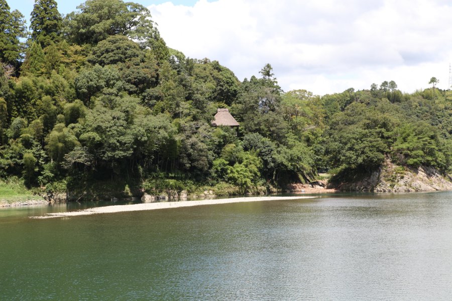 肱川流域随一の景勝地「臥龍淵」。時期によっては鵜飼や河原でいもたきを楽しむことができる。