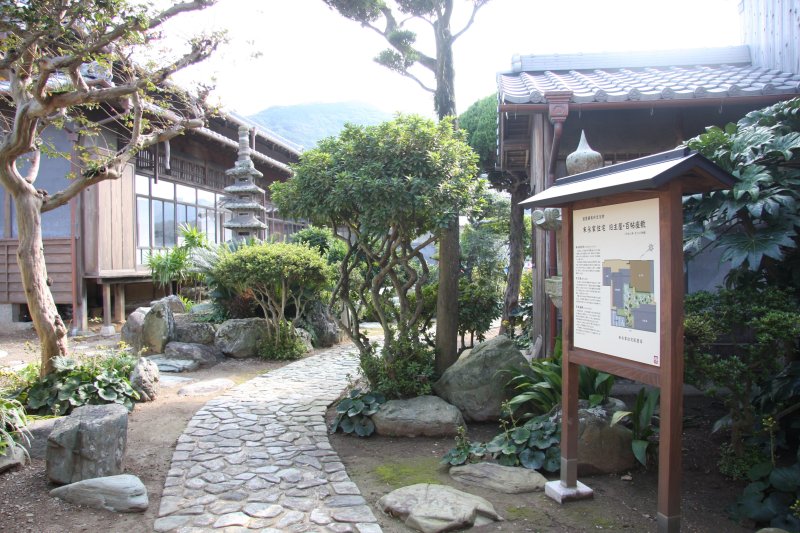 末永家内の庭は無料開放されており、まるで昔の時代にタイムスリップしたかのような気分を味わえる。