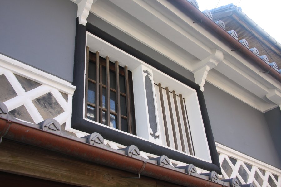 格子付窓や黒漆喰の壁など、古き良き時代の建物を間近で見学することができる。