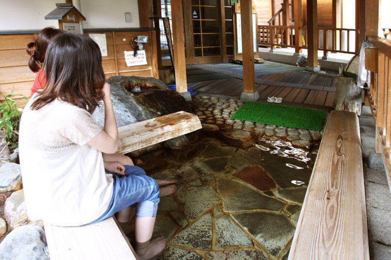 無料で利用できる足湯は、「熱田温泉」の玄関口にあり心地よい温度で旅の疲れを癒してくれる。