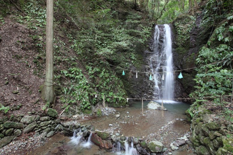 神秘的で壮観な「竜王の滝」と名付けられた滝は、その名の通り古代から竜が棲むと言い伝えられている。