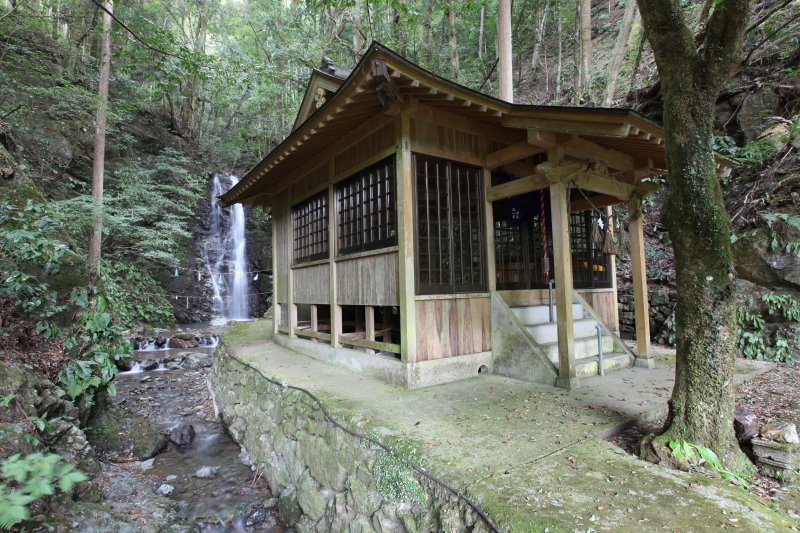 竜王神社の神殿には供え物と小さな灯りがともされており、農業・漁業の神様が祀られている。