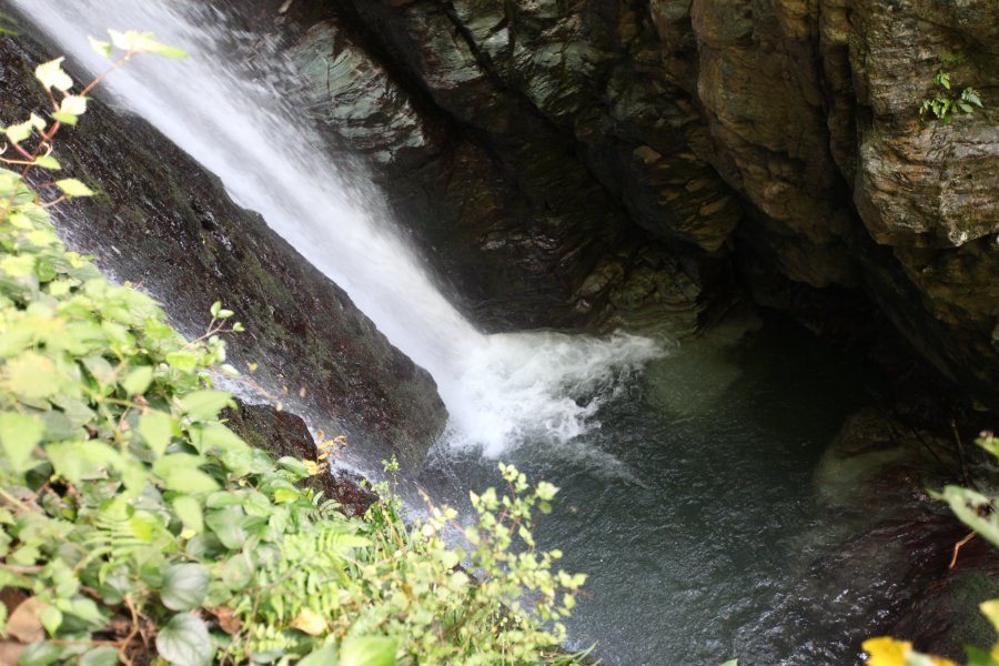 滝壺の近くまで降りられる遊歩道があり、凄まじい勢いで水が降り注ぐ様子を目の当たりにできる。