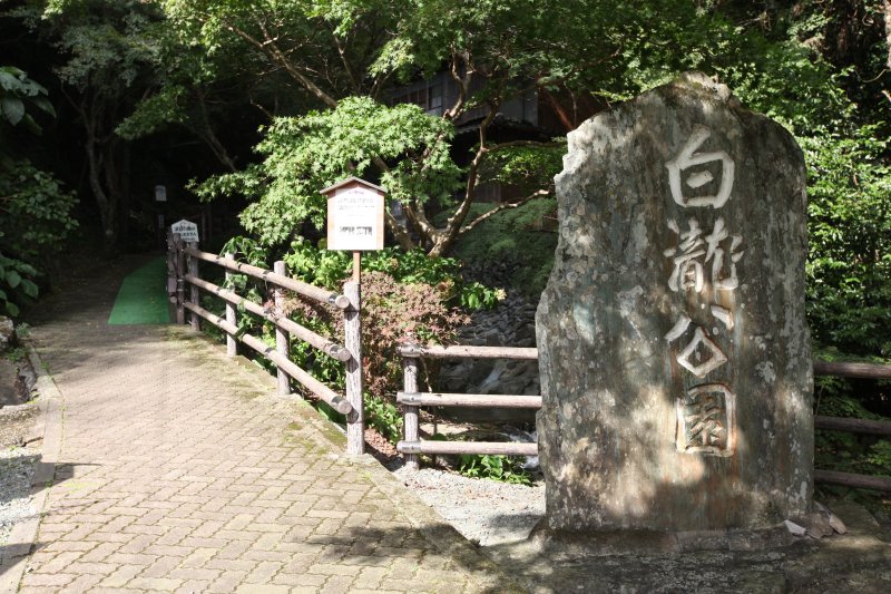 山頂まで綺麗にタイルが敷かれた遊歩道が続いており、数ヵ所ベンチも設置されているので、休憩しながら無理なく登ることができる。