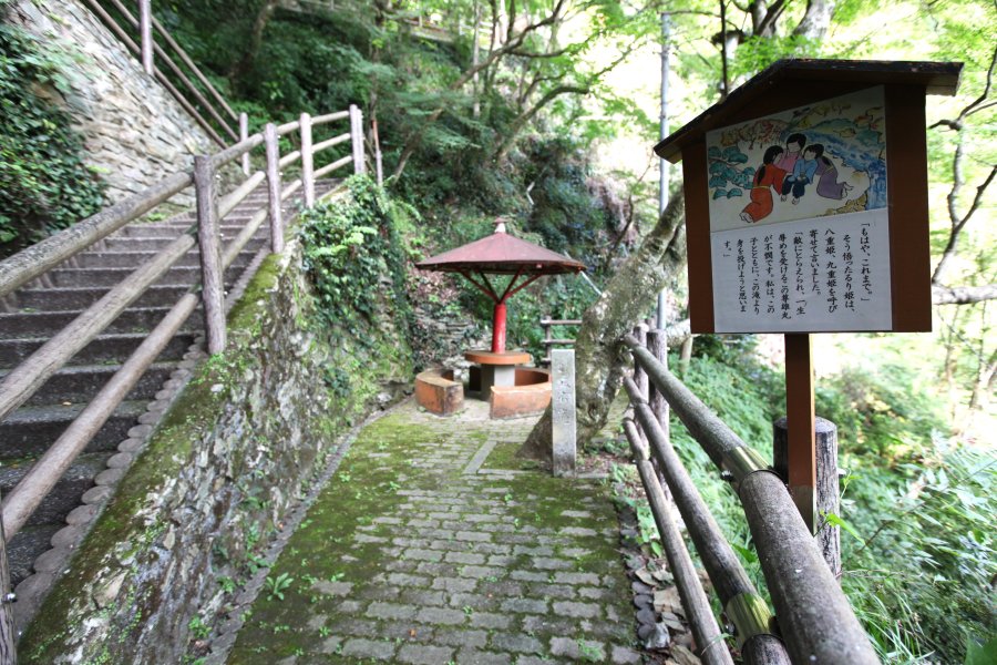 伝説を紐解きながら登ることができるように、滝に向かい登っていく途中には数枚のるり姫伝説を描いた看板が設置されている。