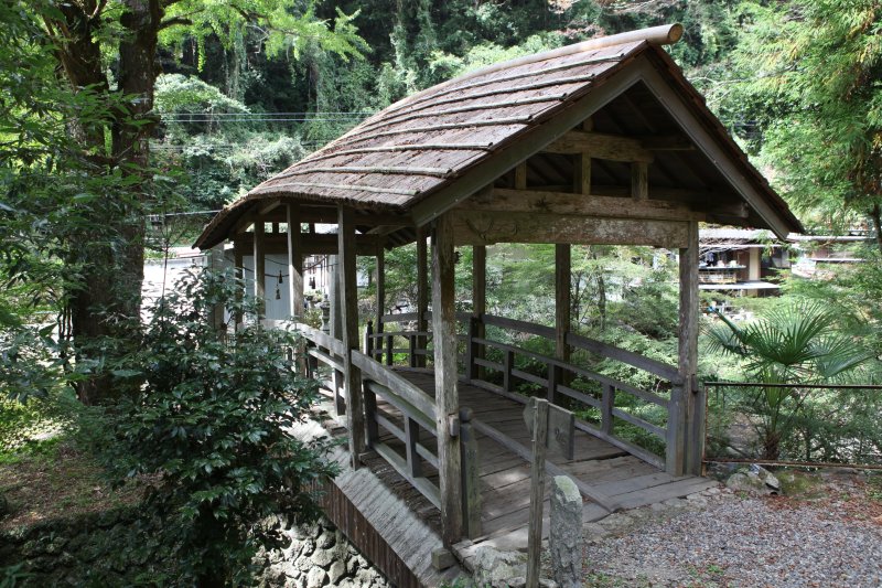 橋の規模は、桁行8.3m、梁間3.4m、梁上1.75mで屋根は切妻造、杉皮葺となっている。