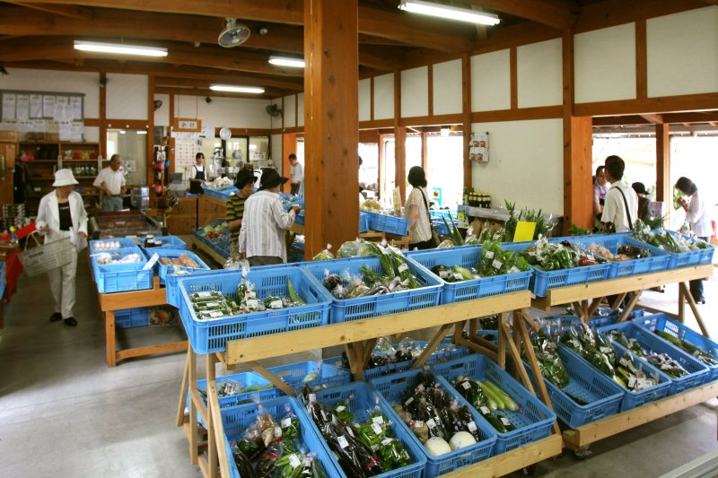地元の新鮮な野菜などを販売している特産品販売所。地元の人との触れ合いも旅の楽しみ。