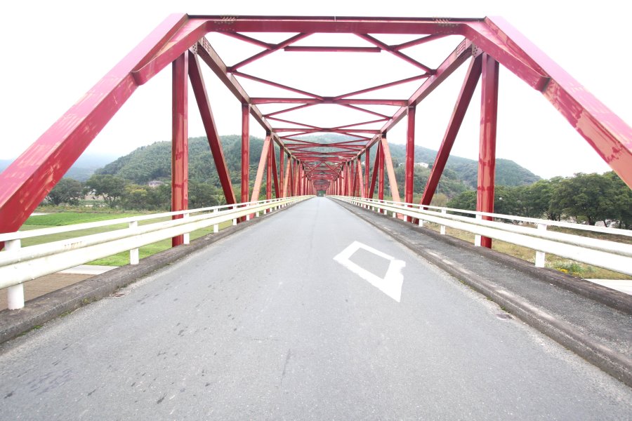 昭和48年に現在の形に架け替えられた赤橋は、住民の生活道路として重要な役割を果たしている。