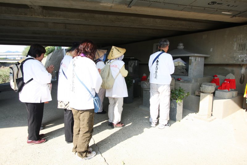 大師を偲び、野宿の聖地となったこの地には、現在でも多くの遍路が参拝に訪れている。